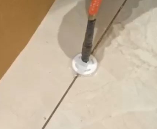 龙南瓷砖空鼓维修公司专业解答瓷砖在铺贴过程中，如果没有涂抹均匀到位的粘结材料（如水泥砂浆或瓷砖胶），可能会导致以下问题