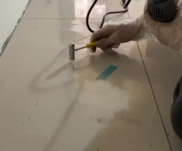 龙南瓷砖开裂维修公司专业分享瓷砖在铺贴前如果没有沥干水分，将会导致以下问题